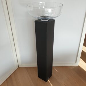 Vase auf Sockel schwarz